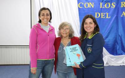 Denise Pouleurs, alumni de Ingeniería Ambiental hace entrega de libro sobre el agua a escolares en situación de vulnerabilidad de Temuco