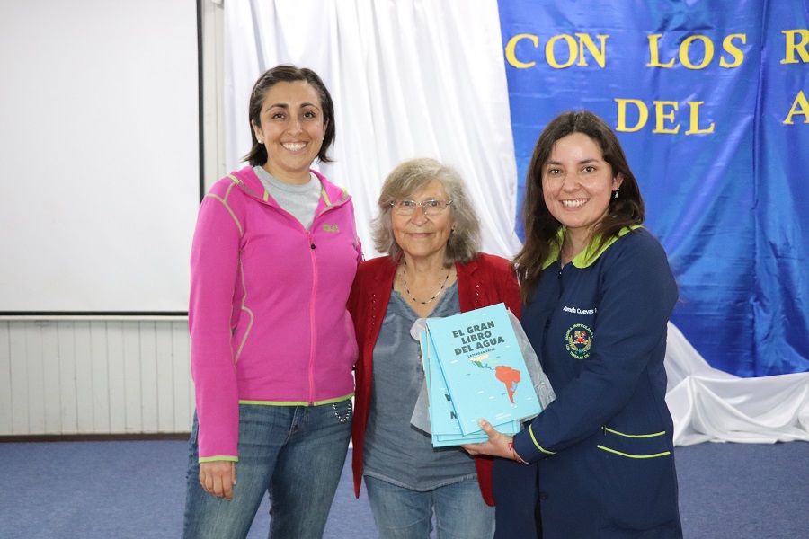 Denise Pouleurs, alumni de Ingeniería Ambiental hace entrega de libro sobre el agua a escolares en situación de vulnerabilidad de Temuco